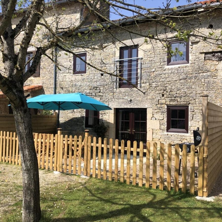 Blacksmiths Cottage in Blanzay - 3 beds Exterior foto
