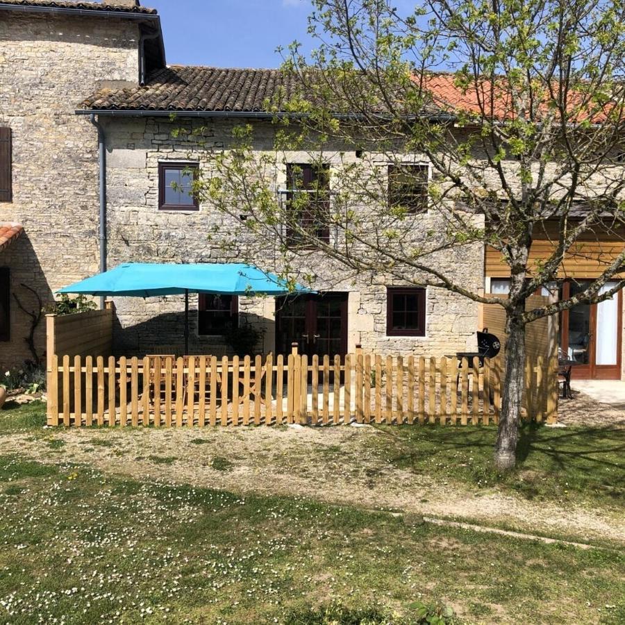 Blacksmiths Cottage in Blanzay - 3 beds Exterior foto