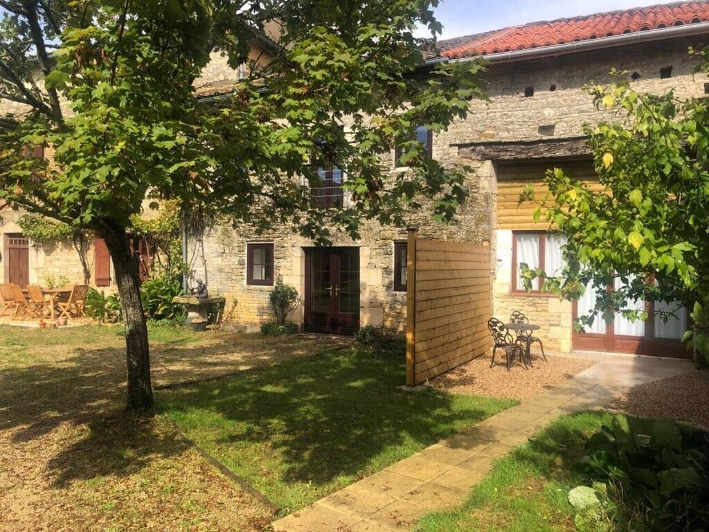 Blacksmiths Cottage in Blanzay - 3 beds Exterior foto